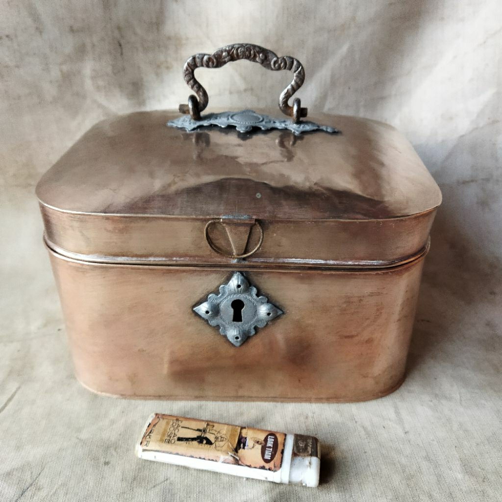 Pajangan Vintage Kotak Kinangan Kuningan Tipis