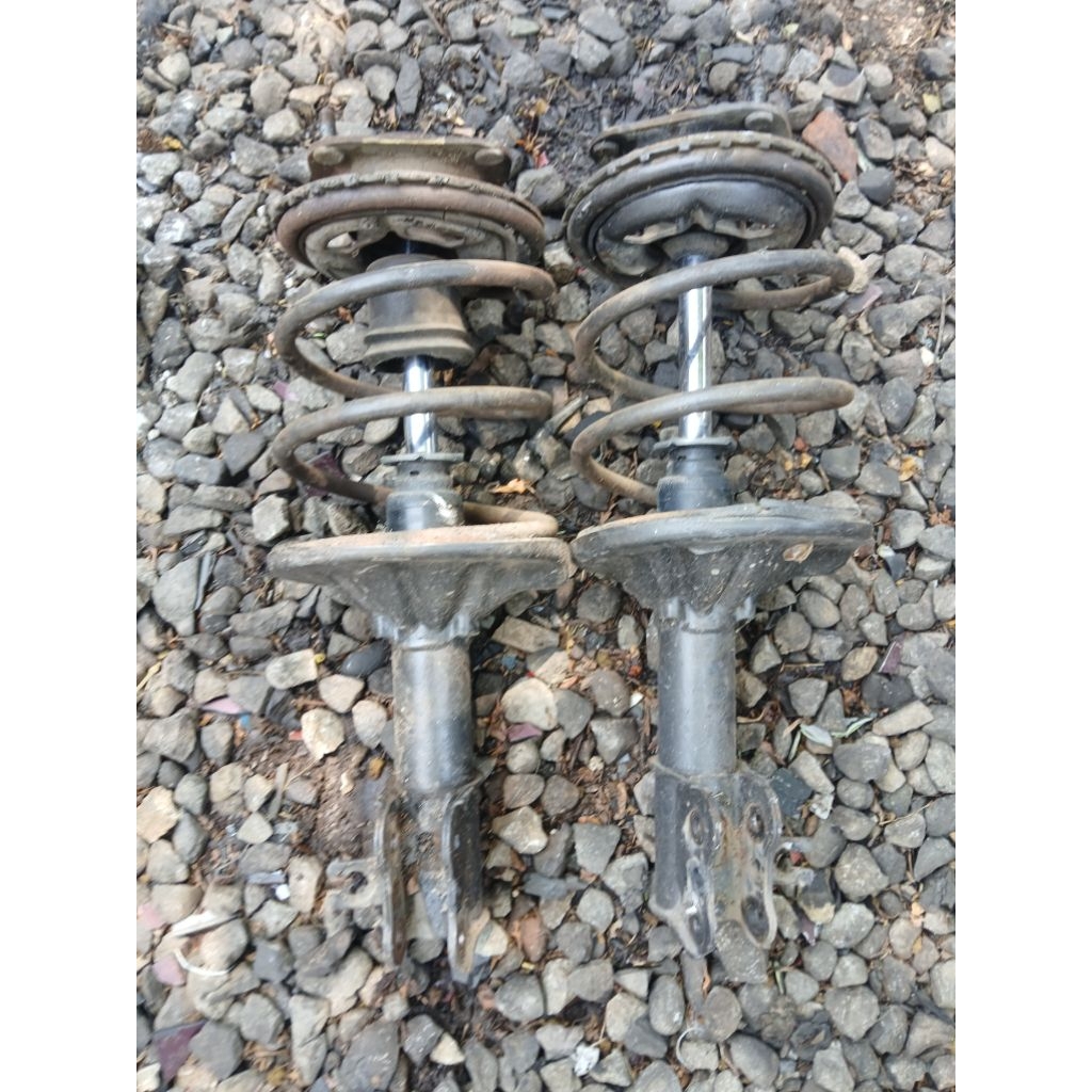 Shockbreaker depan Mitsubishi Lancer CK4