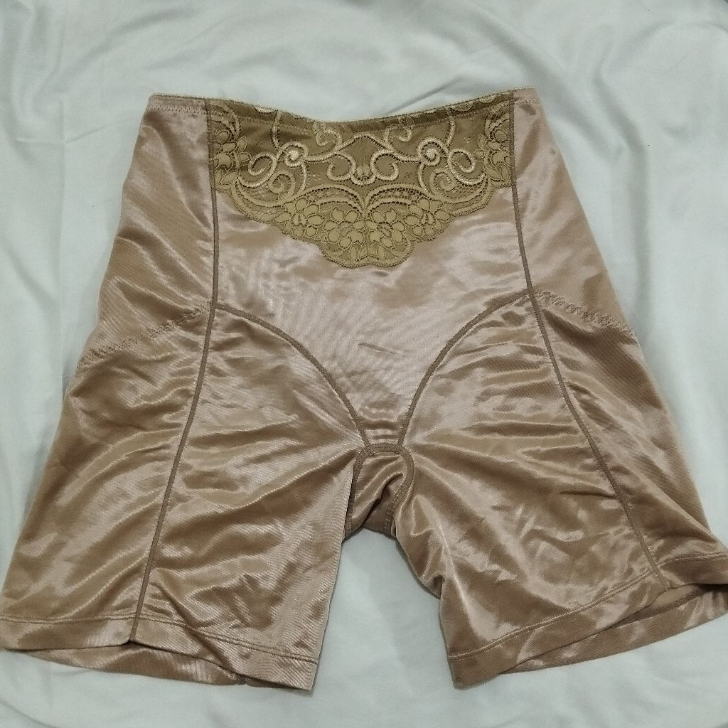 korset celana Luludi preloved fit to L