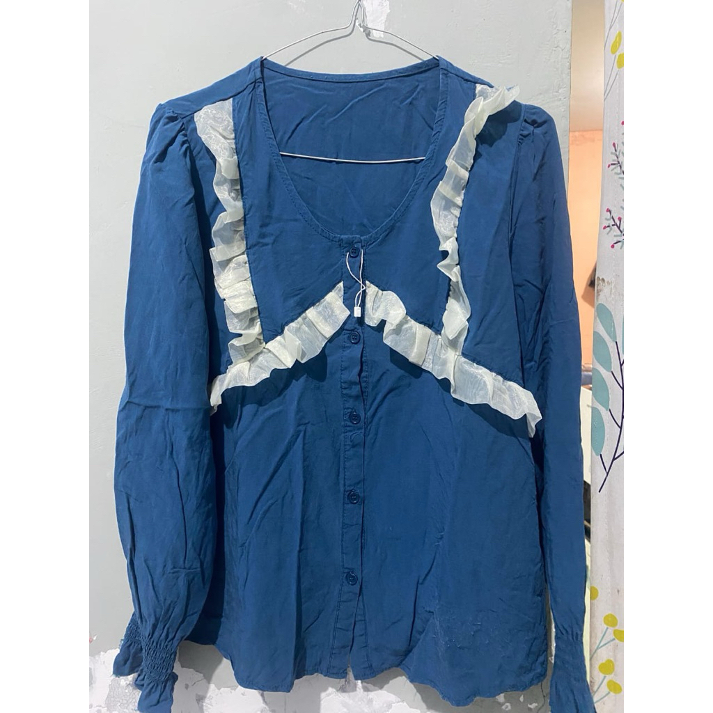 kemeja biru wanita