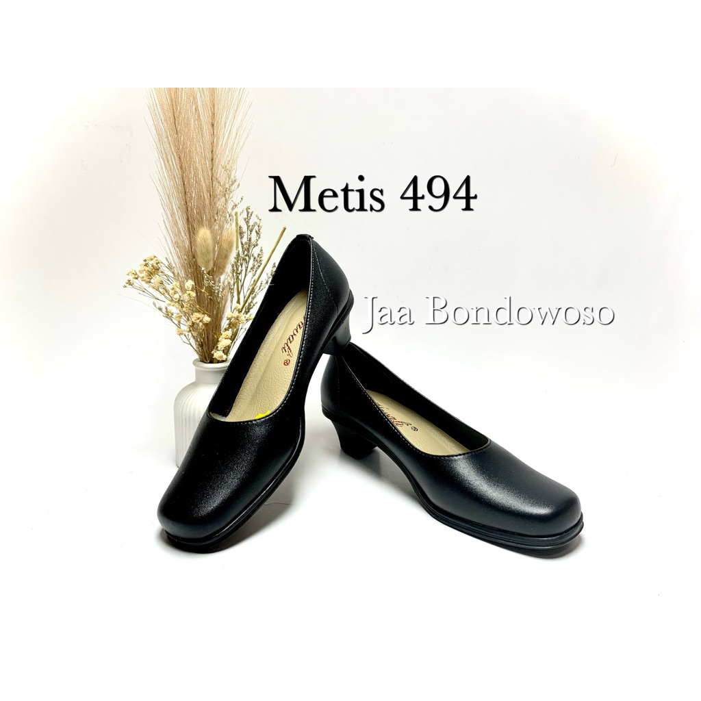 Vavali Sepatu Pantofel Hitam untuk Pelajar Wanita Varian Metis 494 dengan Desain Elegan dan Nyaman