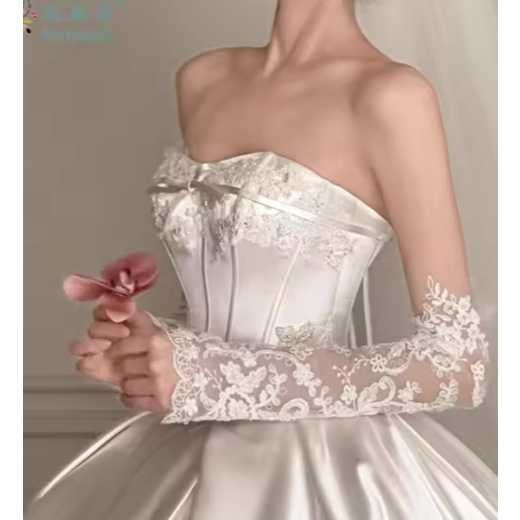gaun pernikahan satin dengan  model  ekor  wedding dress glamour  satin  dress
