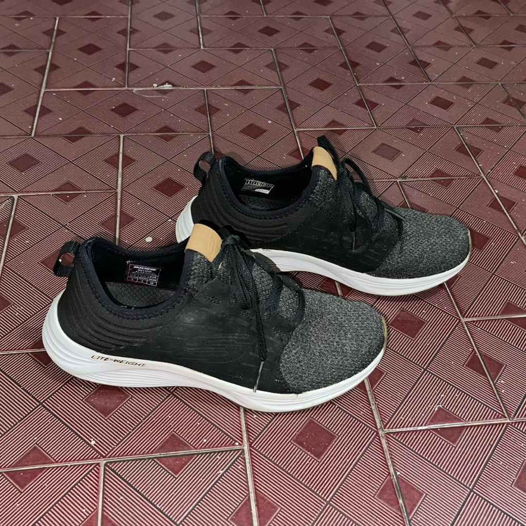 SEPATU WANITA SKECHERS AIR COOLED MEMORY FOAM HITAM BLACK (PRELOVED)