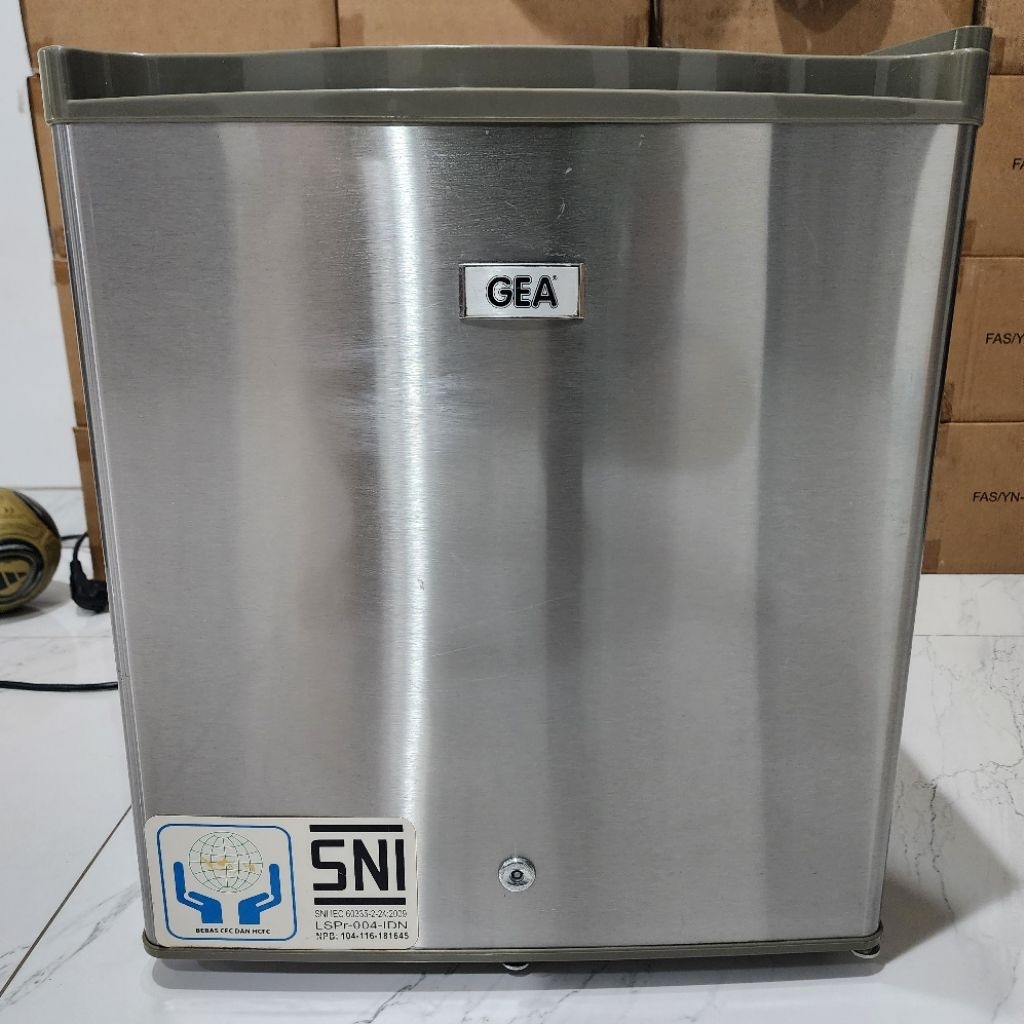 GEA mini bar rs-06DR kulkas preloved second good condition