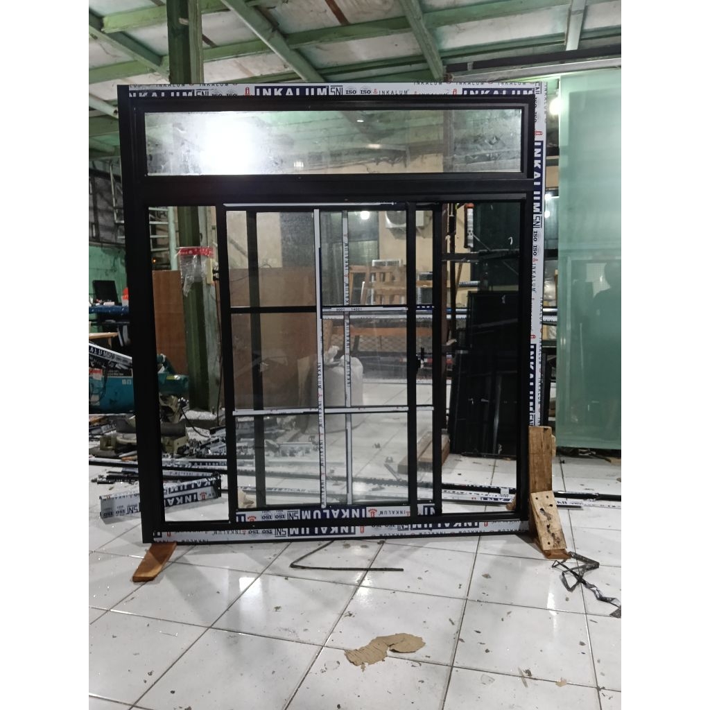 jendela aluminium sliding geser 2 + vetilasi bagian atas + Lis ornamen kotak kusen 3inc kaca 5mm uku