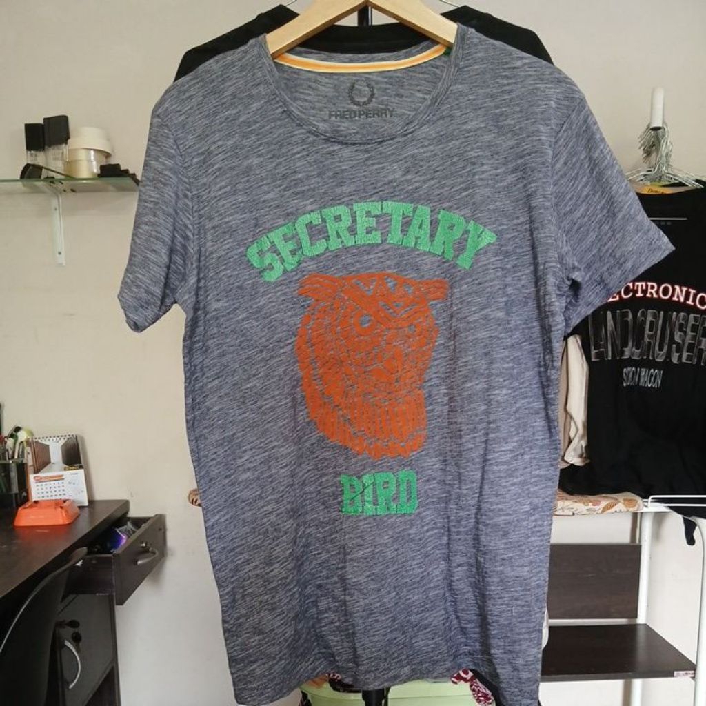 Kaos katun warna abu pekat FRED PERRY second kerah kencang size M LD 104cm Pjg 71cm mulus no minus