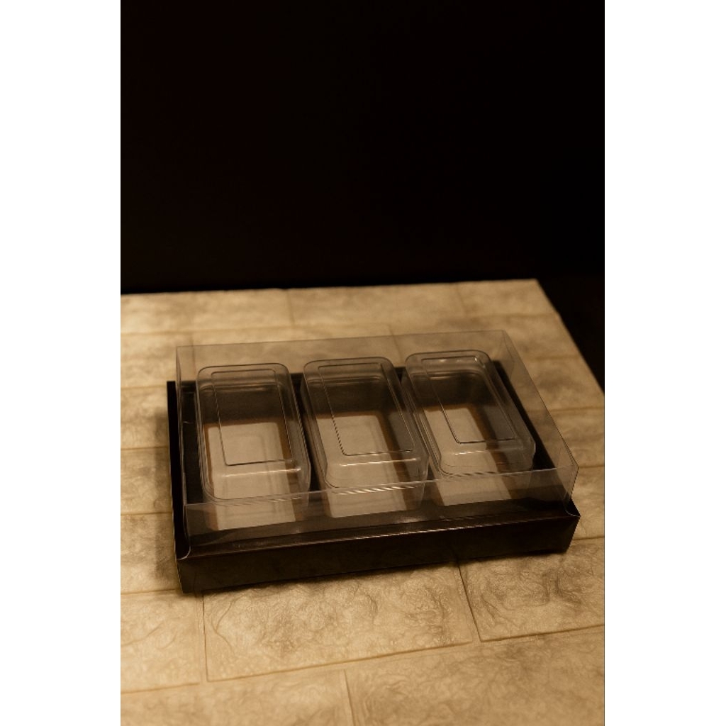 box mika hampers kue kering motif marmer hitam