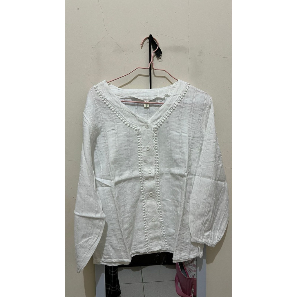 kemeja katun bolong putih