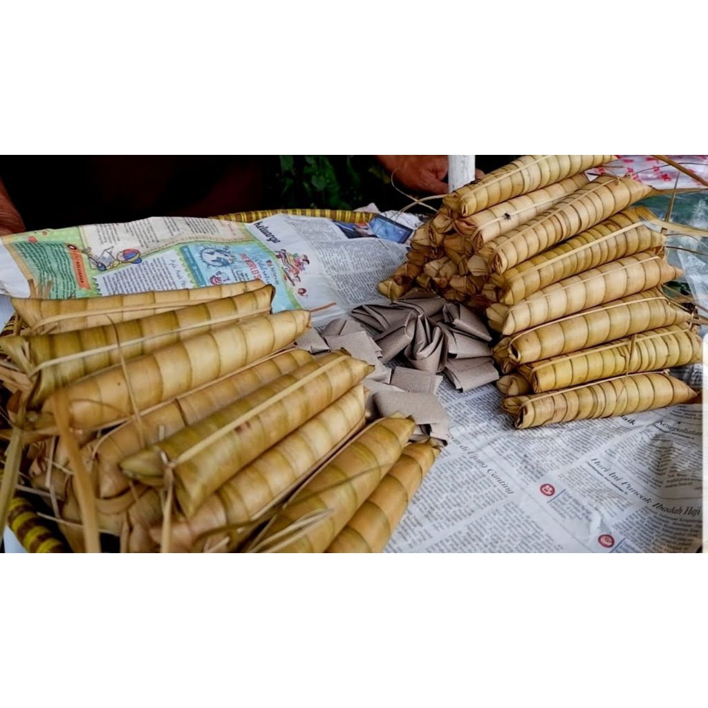 Makanan has sunda lepet ketan daun kaung mentahan (belum di rebus. isi 5 iket)