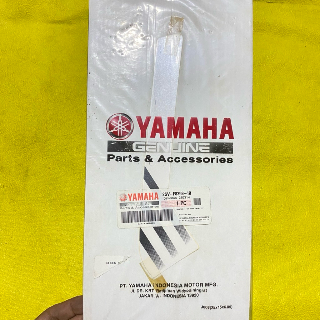 striping stiker bagian panel body depan Yamaha Xeon GT 125 2014 putih original YGP 2SV-F8393-10
