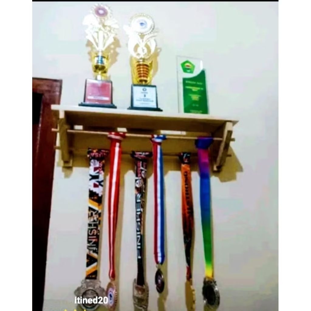 Rak Pajangan Piala / Gantungan Medali