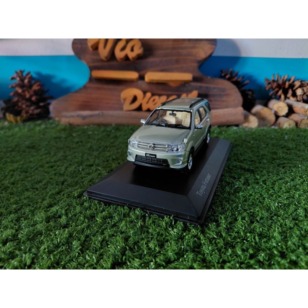Diecast Miniatur Toyota Fortuner silver skala 1:43