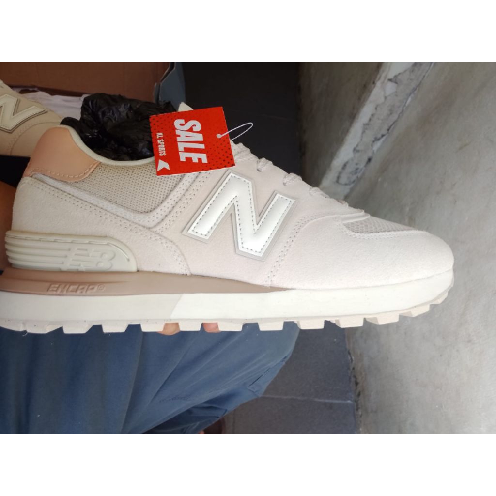 New Balance 327