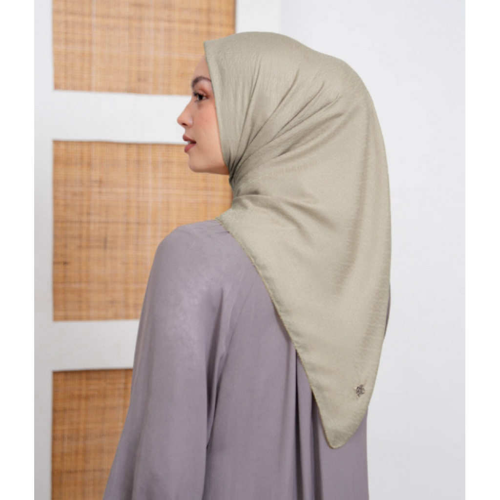 New HL signature embos scarf taupe