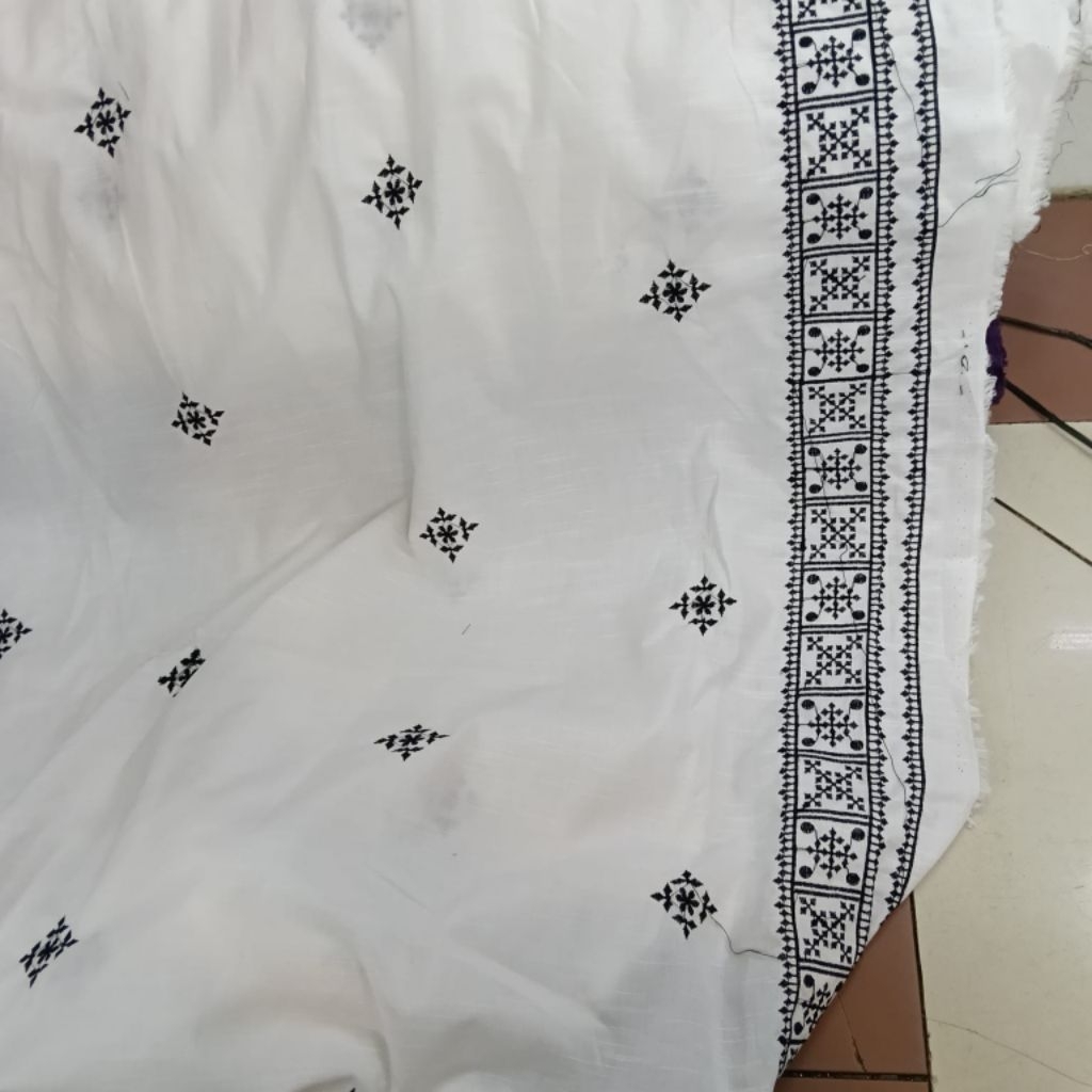 KAIN KATUN BORDIR PINGGIRAN WARNA DASAR PUTIH