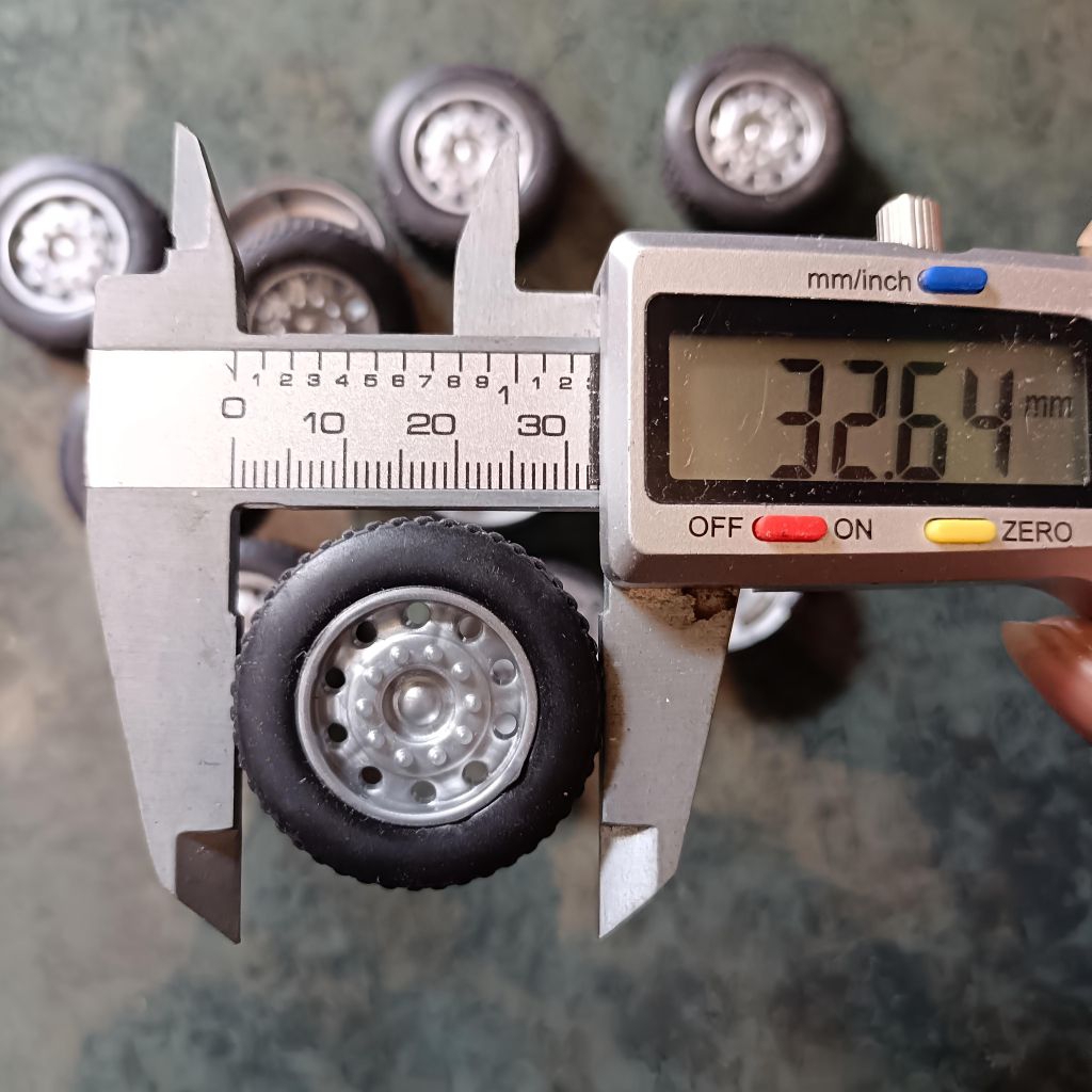 1Pcs Ban / Roda 3.3CM Untuk Mobil Mainan RC Pickup Bahan karet untuk segala jenis Mobil Truk pick up