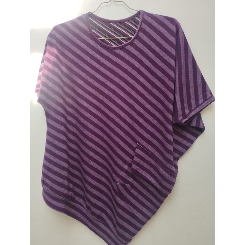 Preloved Kaos Wanita warna ungu dengan motif garis asimetris