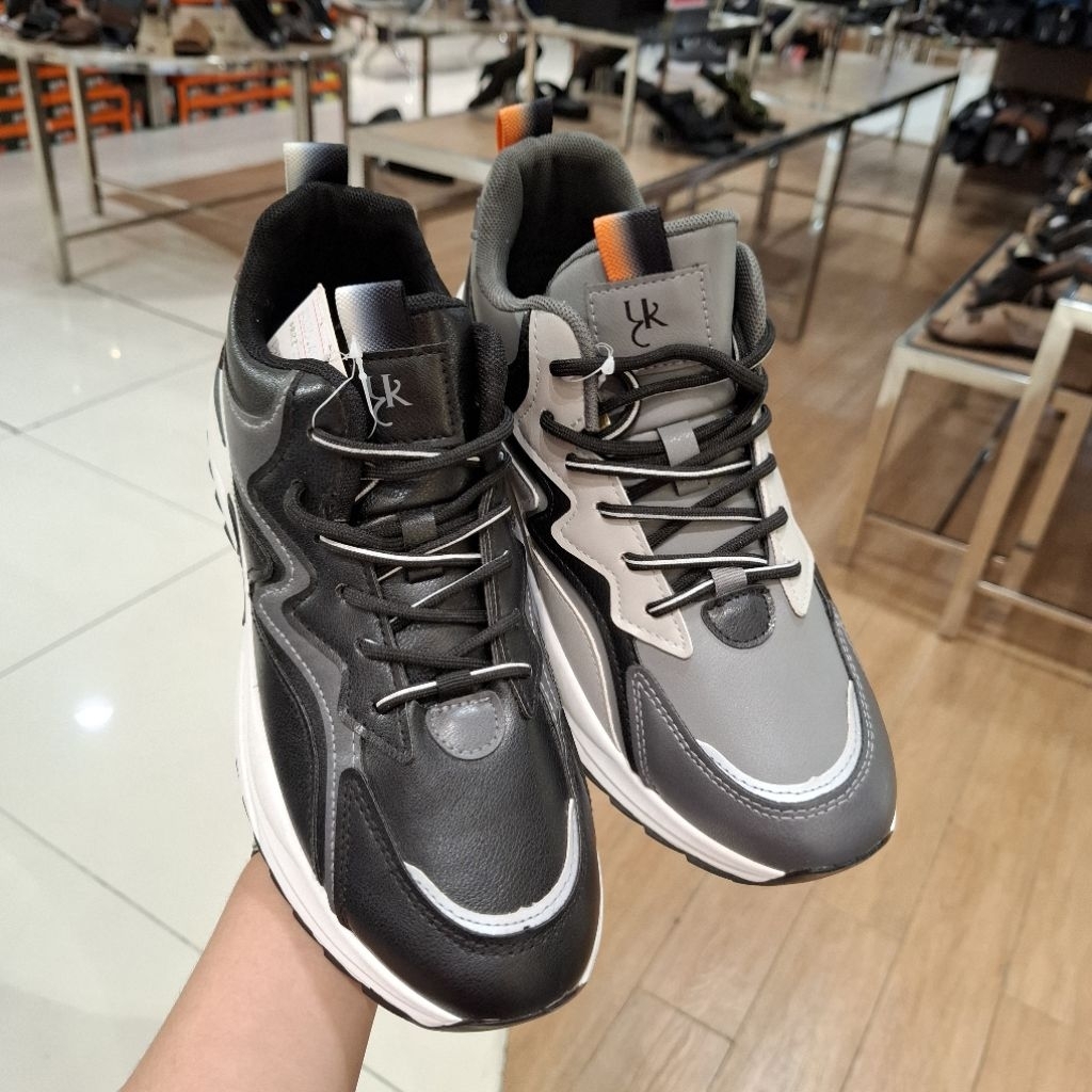 Sepatu Sneakers Pria Empuk dan Ringan Brand Yongki Komaladi ORI