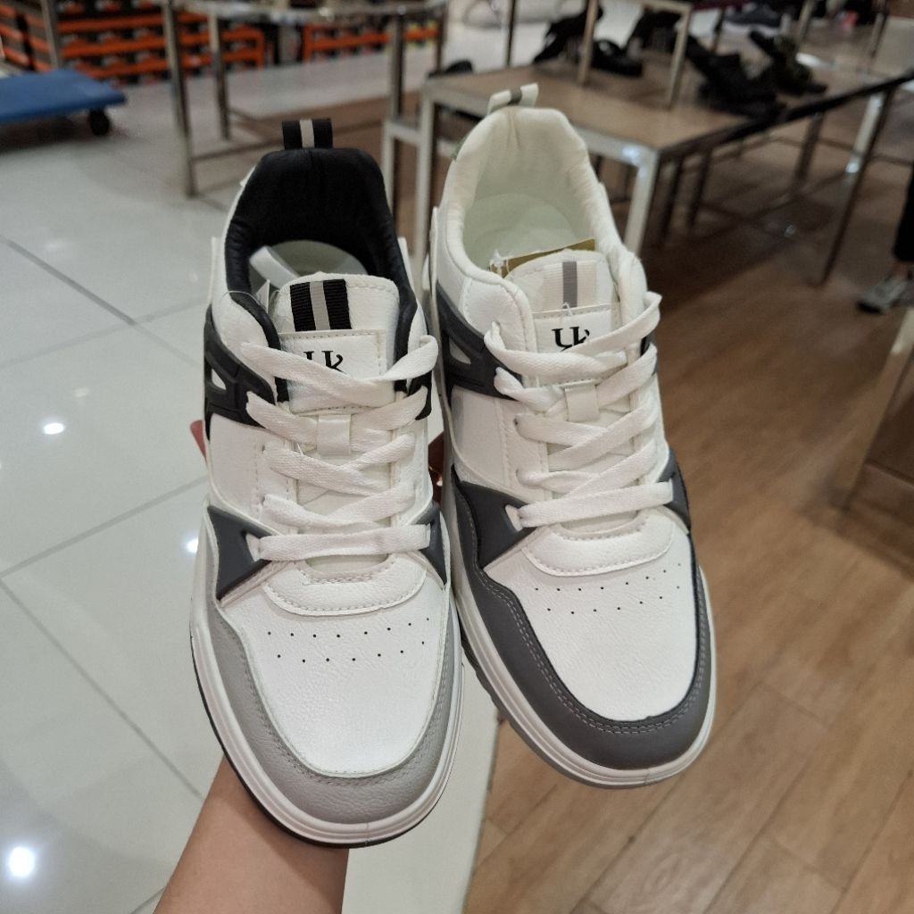 Sepatu Sneakers Pria Empuk dan Ringan Brand Yongki Komaladi ORI