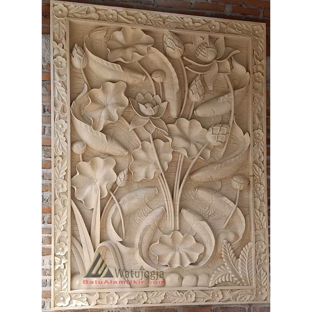 Relief Batu Alam Ukiran Dinding Rumah Motif Ikan Koi dan Relief Burung Merak