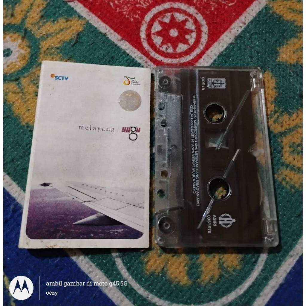 Kaset pita Ungu - melayang