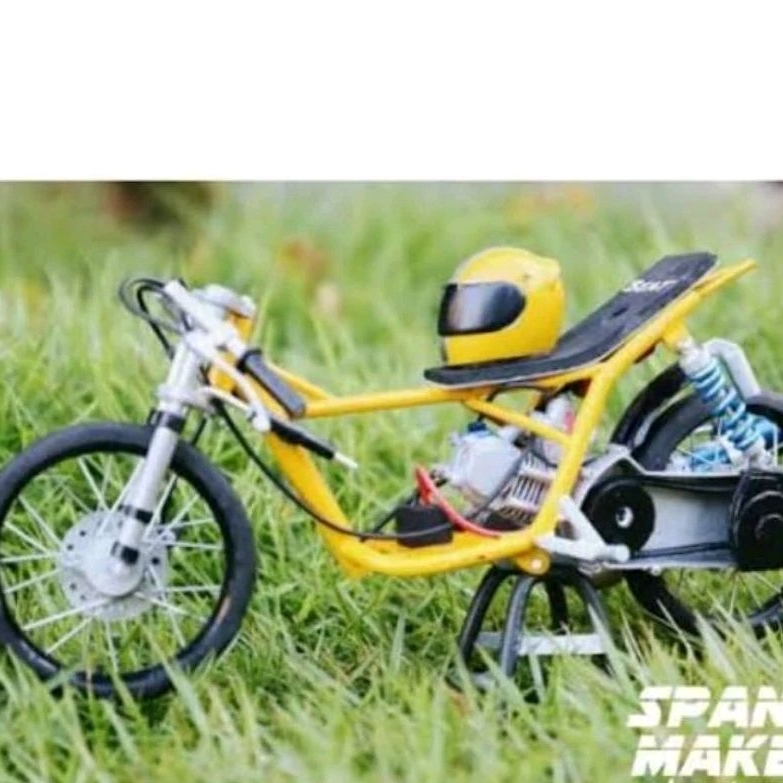 miniatur motor yamaha mio old versi drag Scala 1:16 lengkap dengan helm full face nya