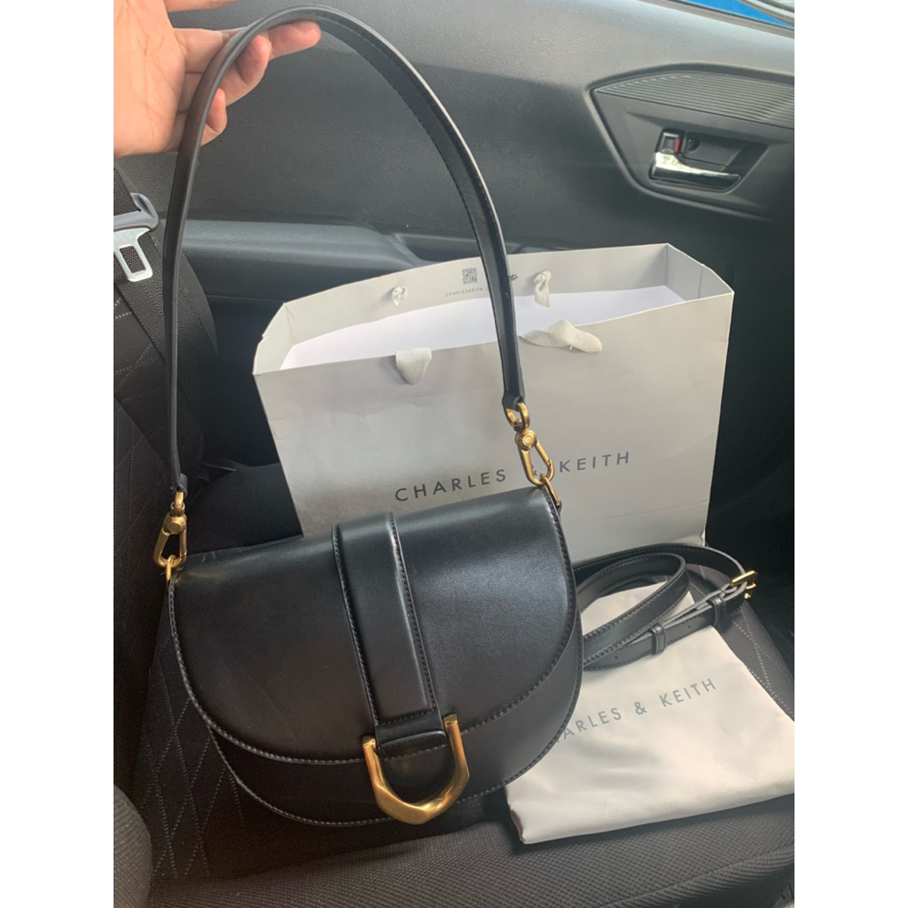tas Charles & keith gabine saddle bag