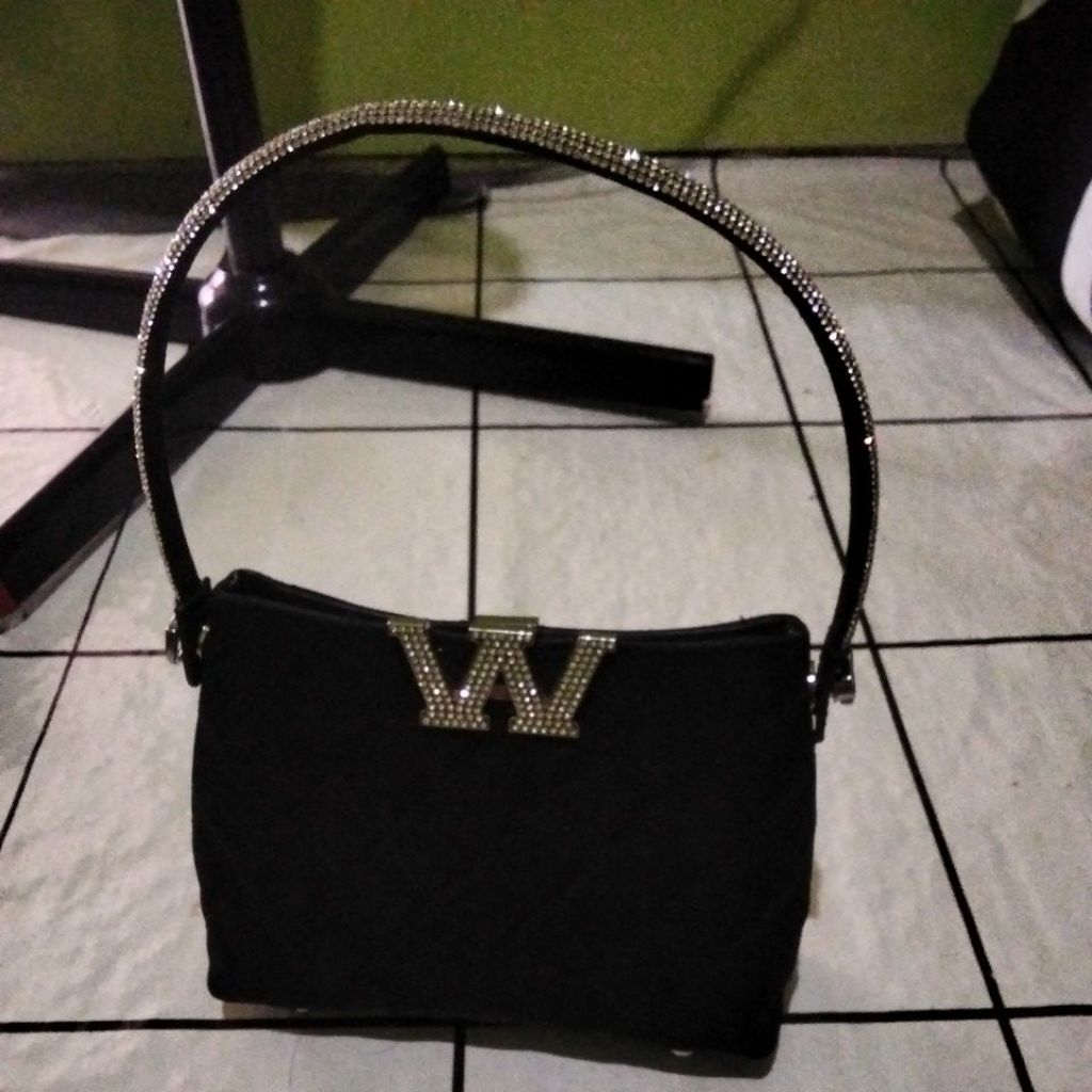 Tas selempang wanita warna hitam
