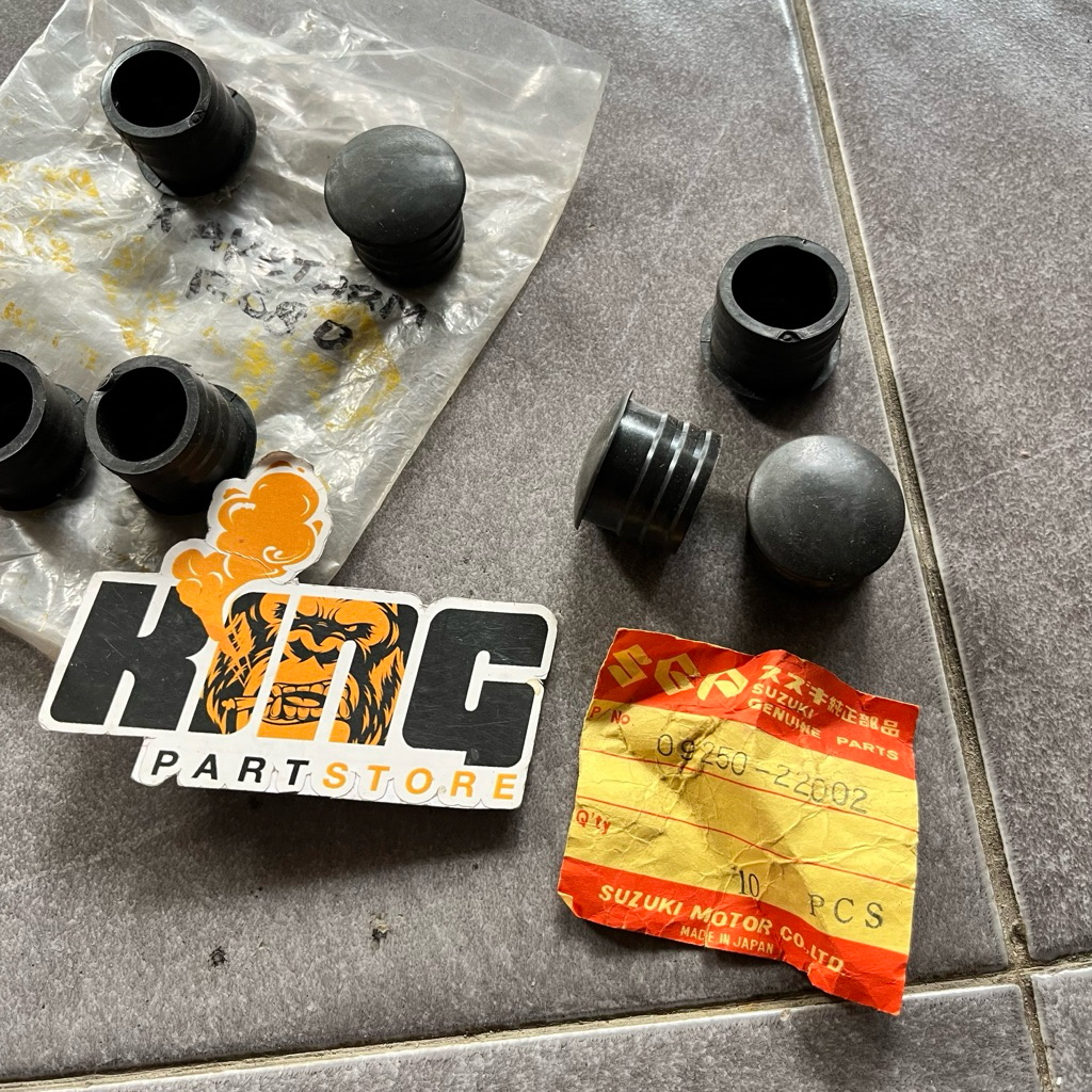 09250-22002 KARET TUTUP LUBANG ARM BULAT SUZUKI RC80 RC100 A100 FR70 FR80 ORIGINAL SGP JAPAN
