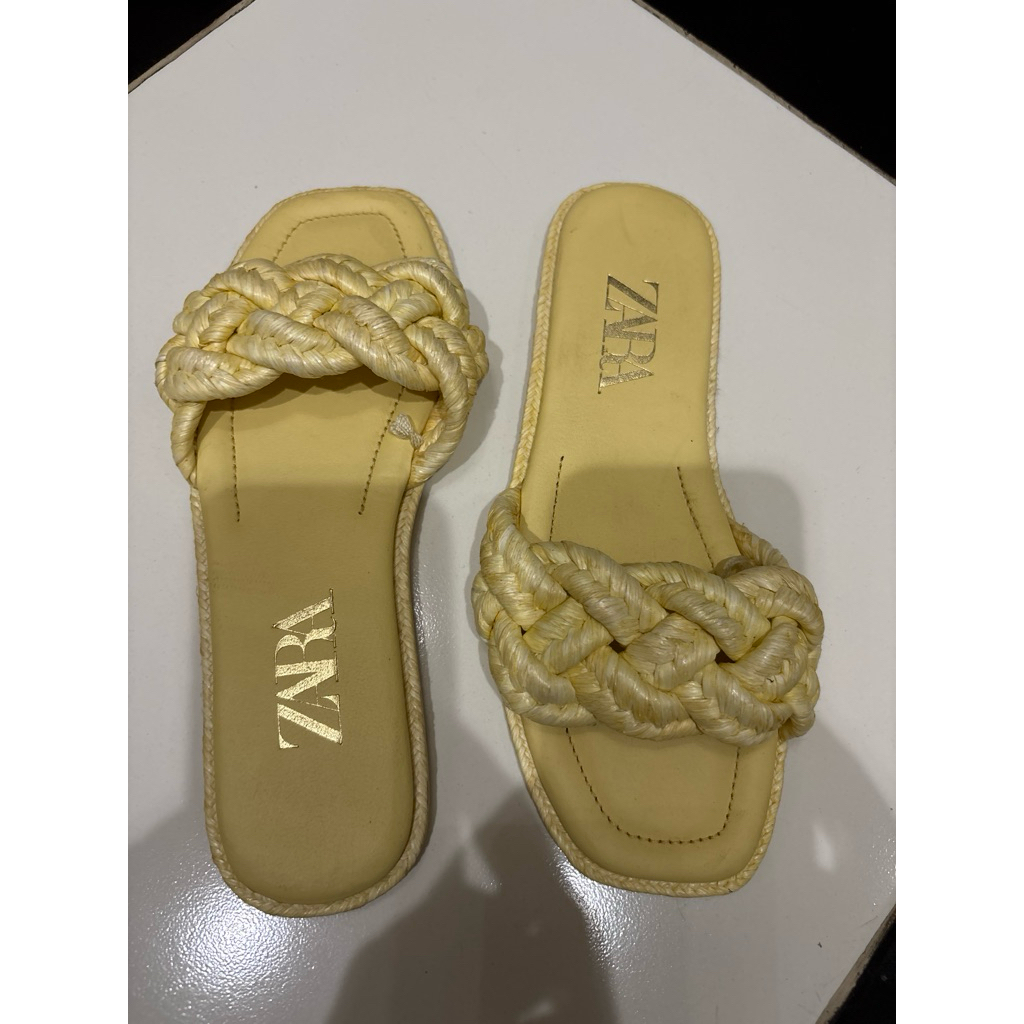 sendal kuning teplek merk zara