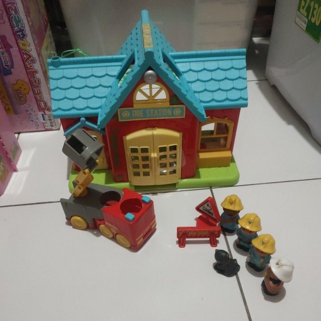 preloved mainan ELC happyland fire station play pretend