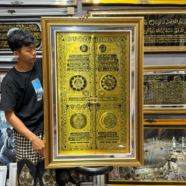 hiasan dinding Kaligrafi Pintu Kabah figura emas list crome