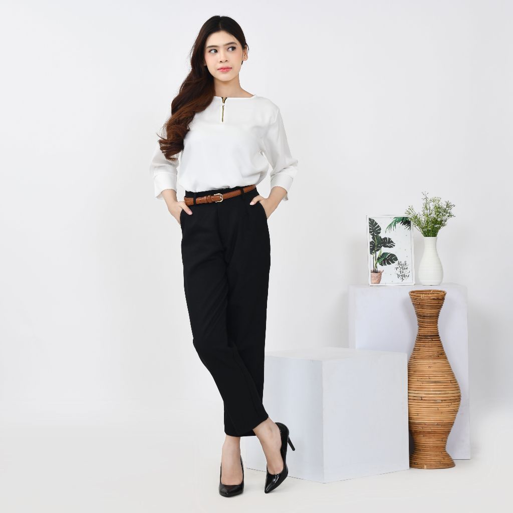 Baju Putih Blouse Kemeja Wanita Polos Bahan Shakila – Modis, Adem, dan Nyaman Dipakai