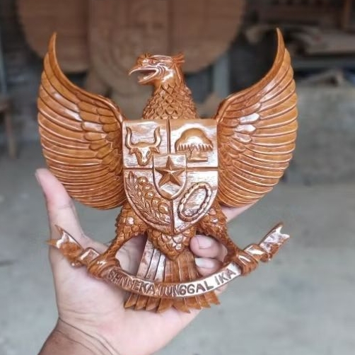 Garuda Pancasila Kayu Jati Ukir Miniatur Garuda Pancasila