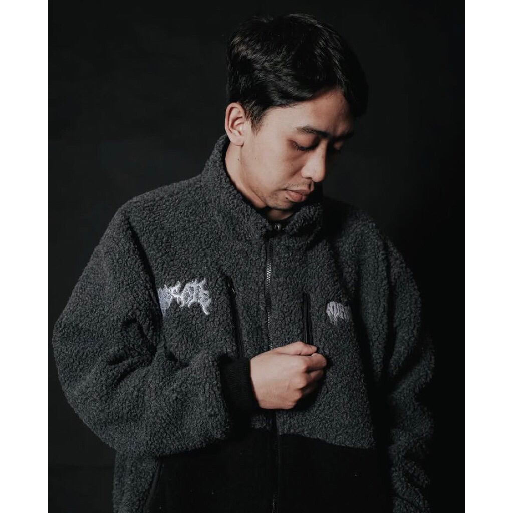 HECATE X MIRACLE “MESS IN BALANCE” Sherpa Size L (used)