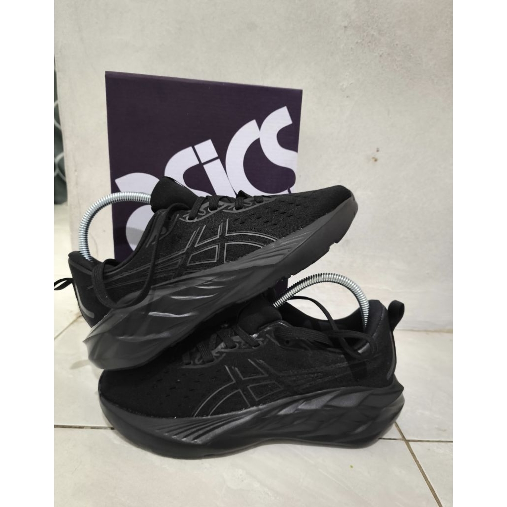 Asics Novablast 4 fullblack