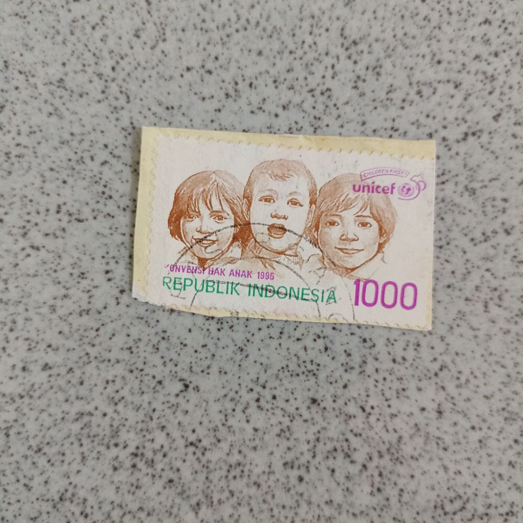1 biji Perangko Indonesia used seri Konvensi Hak Anak UNICEF tahun 1996 senilai 1000 rupiah