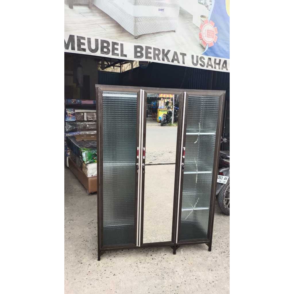 LEMARI KACA BAJU 3 PINTU BANJRMASIN