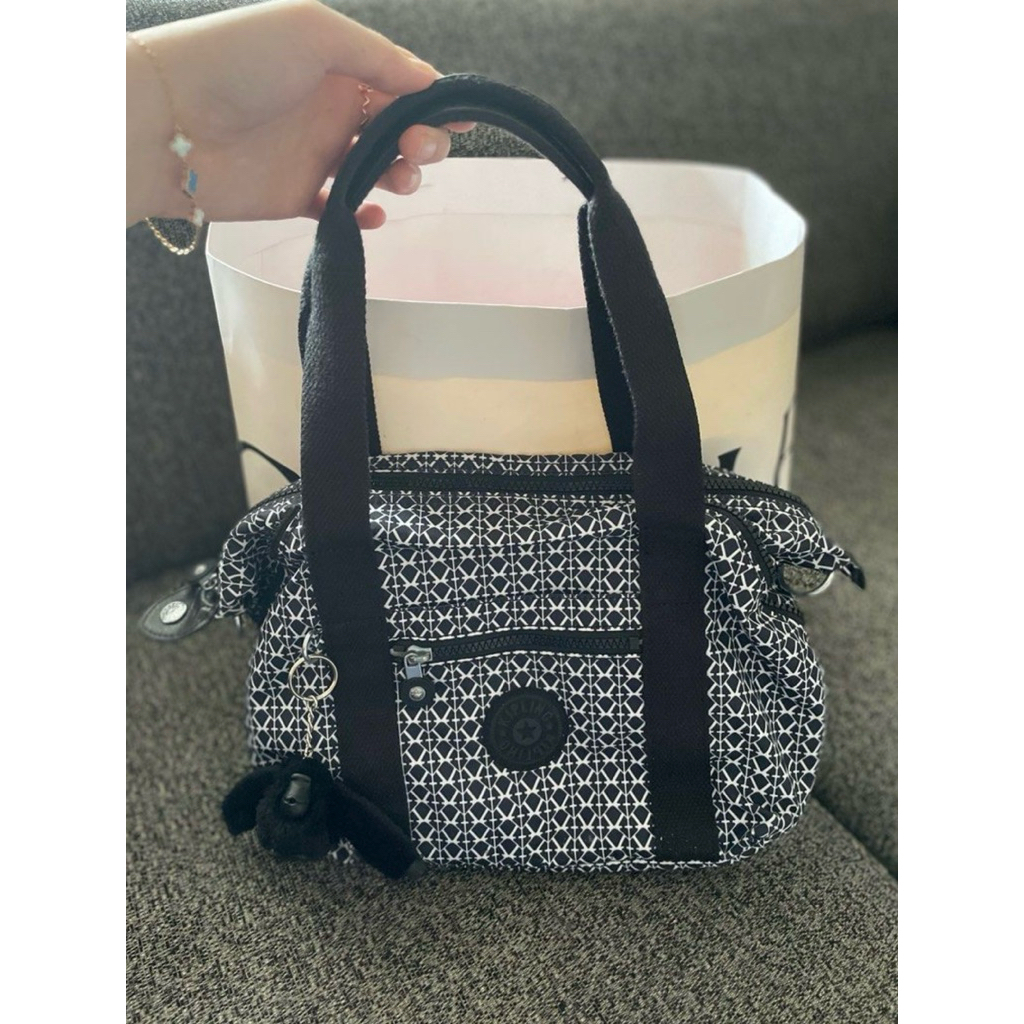 Tas Kipling Original Store Central Park Mall. Baru dipakai 1x harga beli 1.799.000. Ada tali panjang