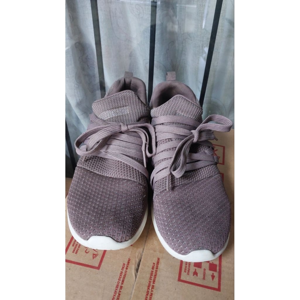 (Preloved) Sepatu Skechers Wanita Olahraga Daily Size US 8/38 Inc Box Asli Skechers - Original 100%