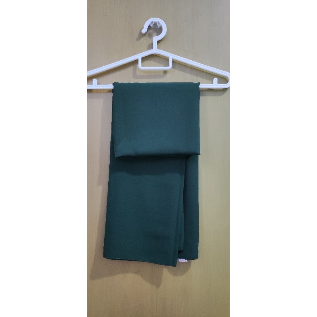 Prelove Jilbab Syari bahan wolfis ukuran 130 x 130 warna hijau botol