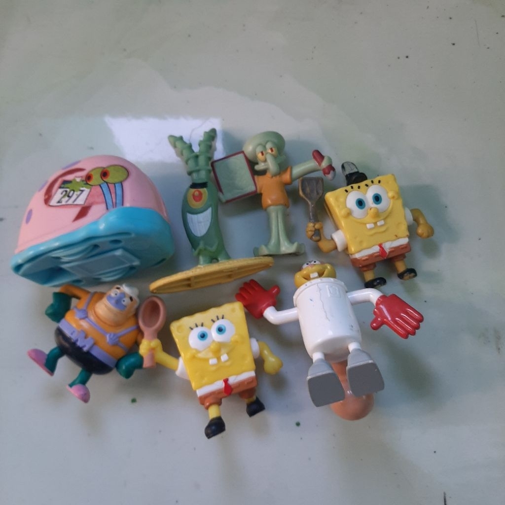 • figure spongebob squarepant , plankton , mermaid man , sandy ,squidward, siput  gerry spongebob