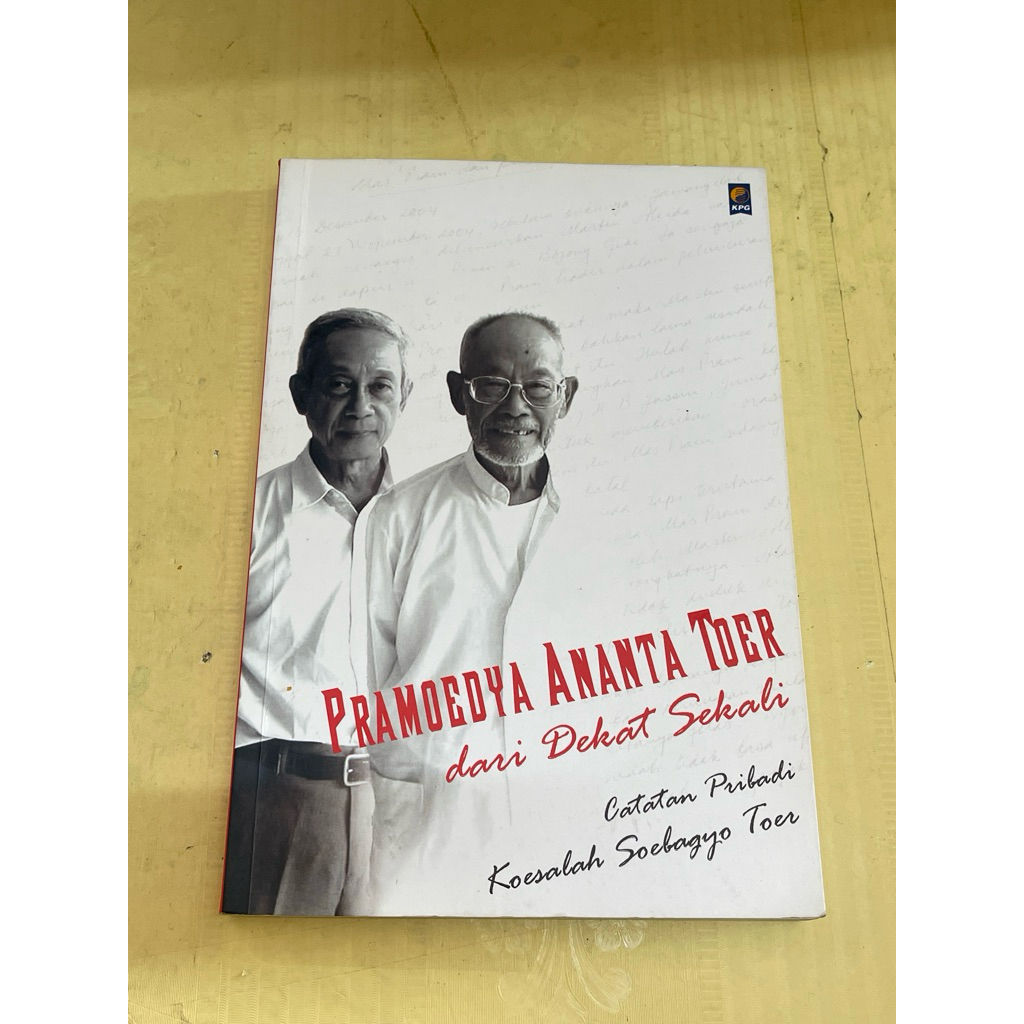 BUKU PRAMOEDYA ANANTA TOER DARI DEKAT SEKALI CATATAN PRIBADI KOESALAH SOEBAGYO TOER