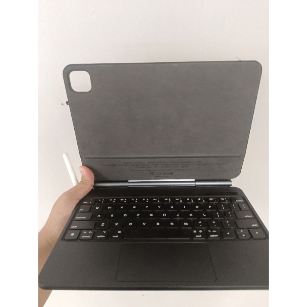 keyboard dan pen bekas ipad air 5 merek goojodoq