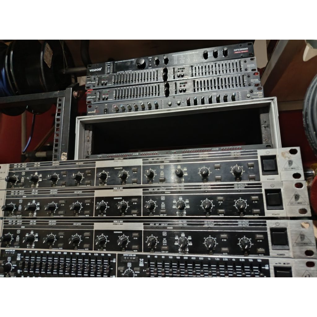 crossover behringer 2310 original
