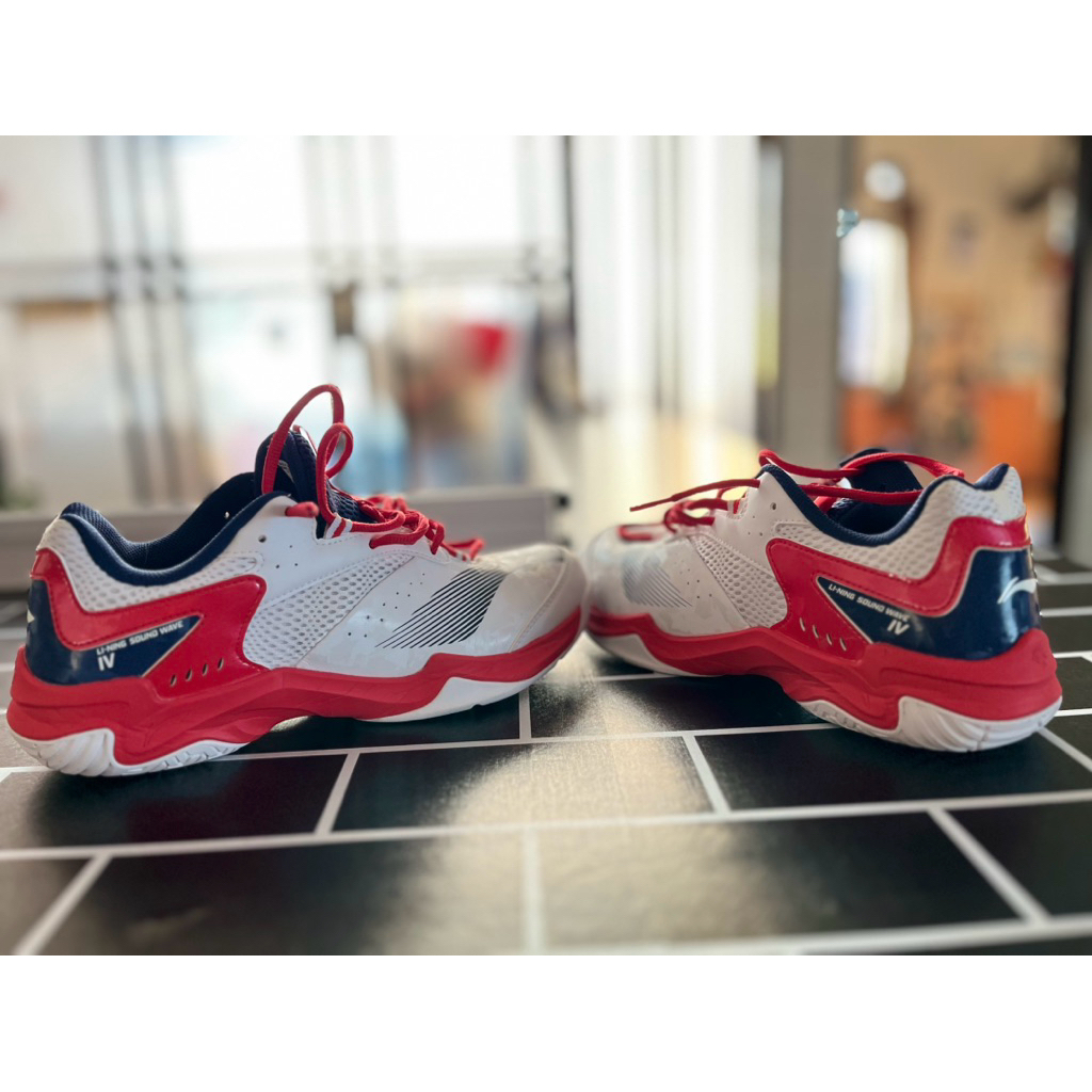 sepatu badminton lining