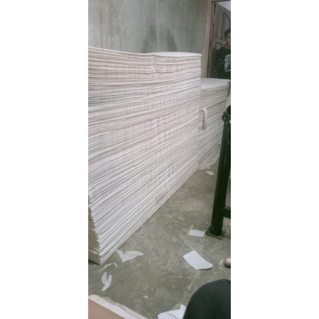 kertas layangan 2 kebet uk. 85 cm x 90 cm isi 60 lembar