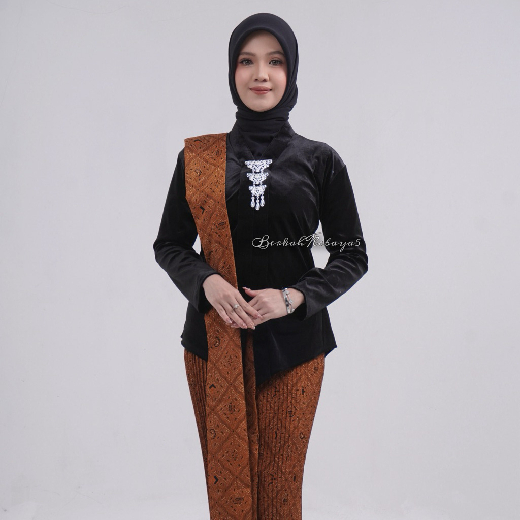 Setelan Kebaya Bludru Warna Hitam / Kebaya + Selendang + Jarik Wiru Motif Sidomukti