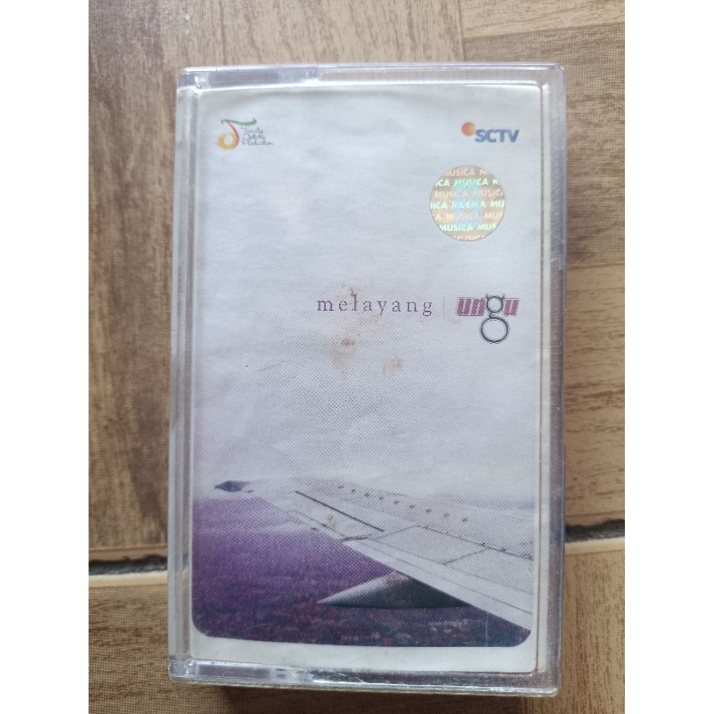 kaset pita UNGU "melayang"