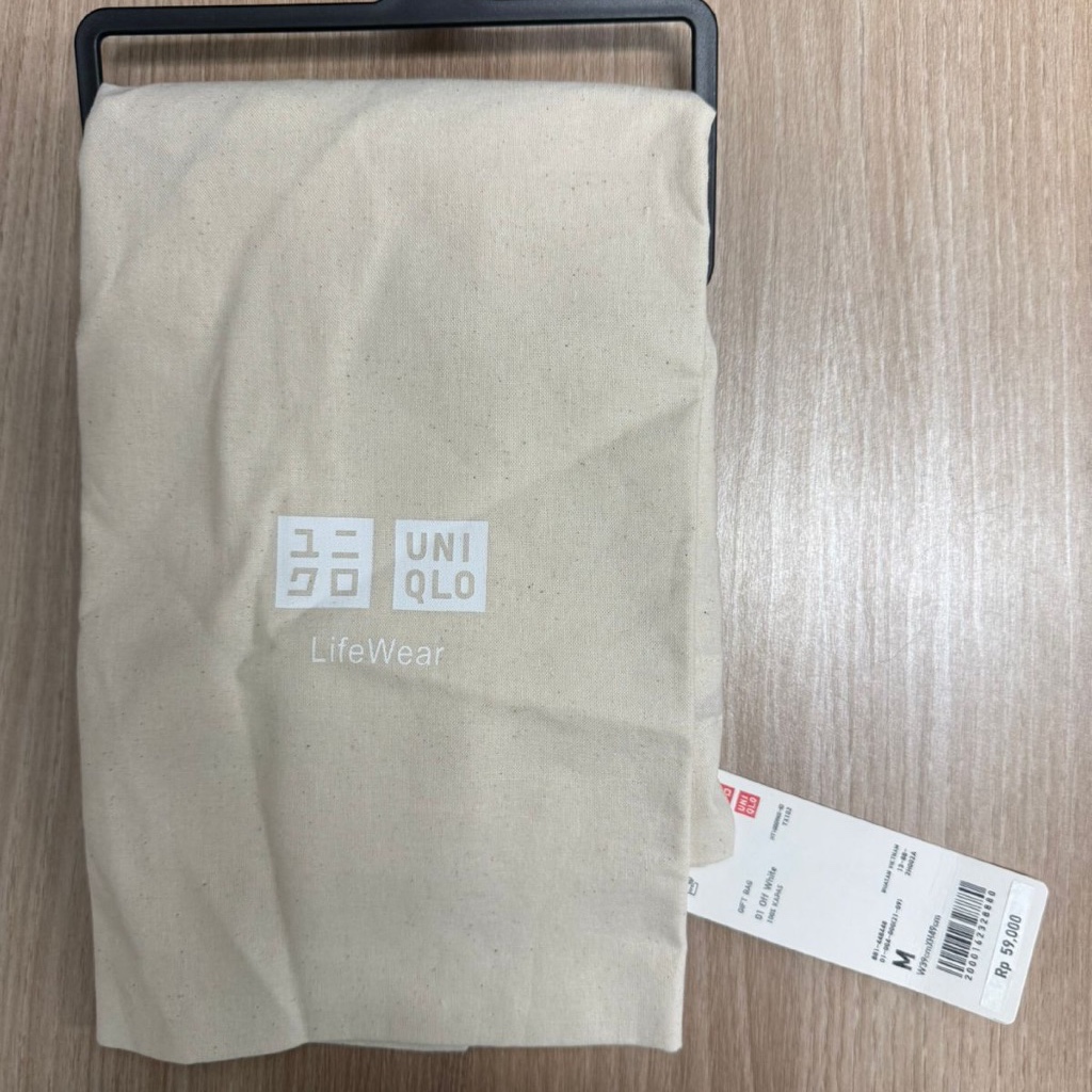 Uniqlo Gift Bag ukuran M Baru